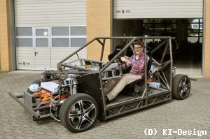 Torben Stolte, wissenschaftlicher Mitarbeiter am Institut für Regelungstechnik, am Steuer des MOBILE-Forschungsfahrzeugs.Foto: TU Braunschweig (idw)