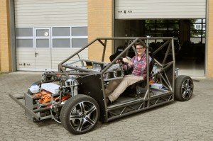 Torben Stolte, wissenschaftlicher Mitarbeiter am Institut für Regelungstechnik, am Steuer des MOBILE-Forschungsfahrzeugs.Foto: TU Braunschweig (idw)